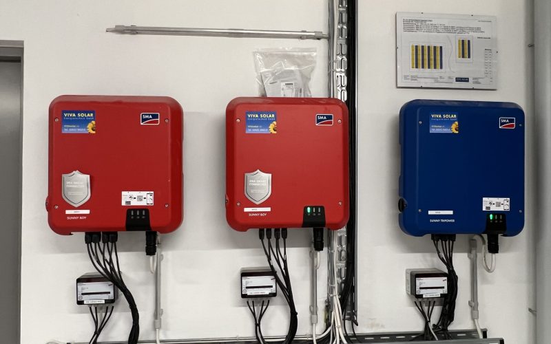 Moderne Photovoltaik Anlage zur Stromerzeugung von Elektro Blaich